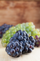 Blue and green grape clusters