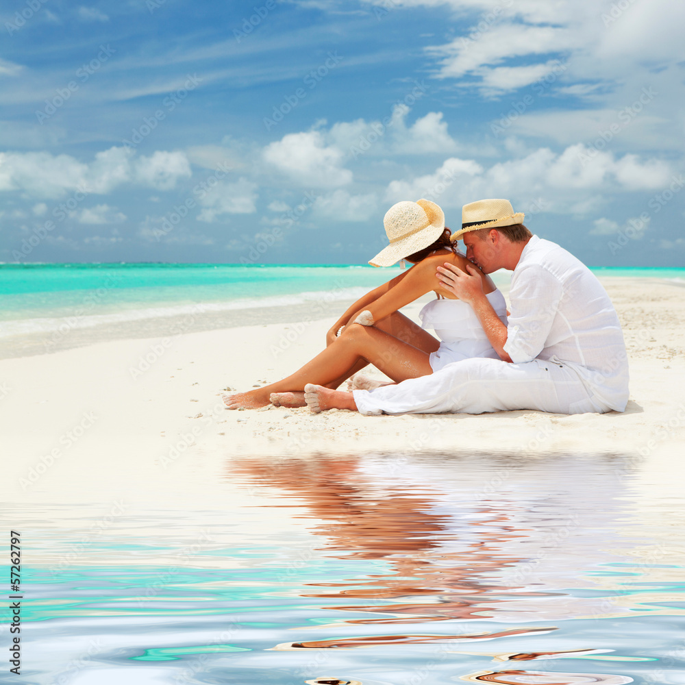 Wall mural Couple on the beach of sea