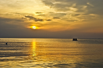 Barca al tramonto sul mare