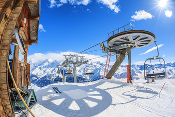 Fototapeta na wymiar Wyciąg narciarski krzesła i słońce
