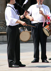 Dos hombres vascos tocando el txistu y el tamboril
