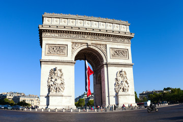 Fototapeta na wymiar Flaga francuski w Paryżu Łuk Triumfalny.