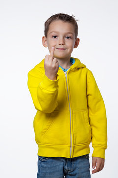 Kind zeigt Mittelfinger