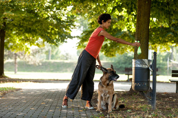 Keep clean the ambient by throwing away the dogs poo - 57268522