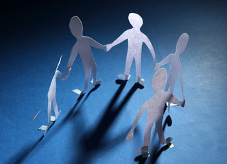 Obraz premium Paper people in social network concept on dark background