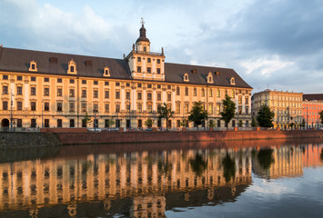 Obraz premium Uniwersytet Wrocławski i rzeka Odra