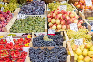 Verkauf von Obst auf dem Wochenmarkt