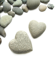 Fototapeta na wymiar Szare kamienie w kształcie serca, na białym tle