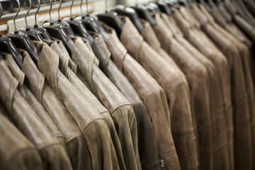 vestes en cuirs brun