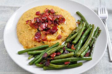 Polenta mit Speck und grünen Bohnen