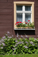 Fototapeta na wymiar Dom w oknie Spreewald z kwiatami