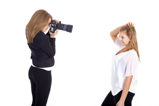 Fotografin mit Kamera und Model lachen Portr&auml;t