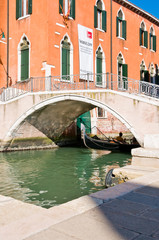 Fototapeta na wymiar Gondola pod mostem w Wenecji