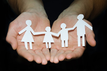 Papiermännchenfamilie in Händen