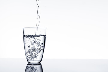 moment in which it pours pure sparkling water in a glass