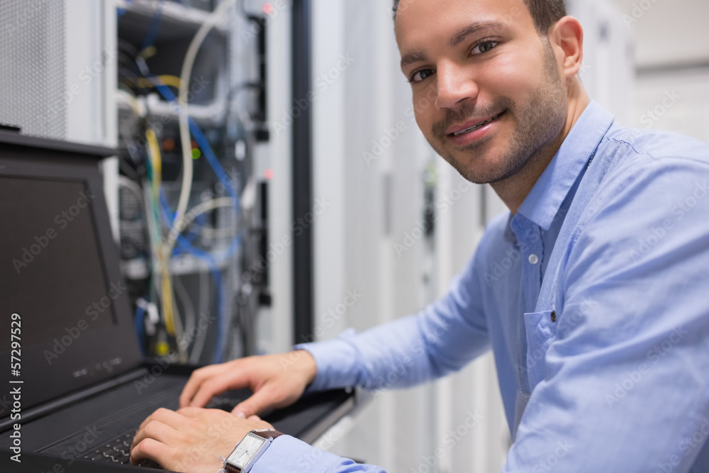 Aufkleber man searching through servers