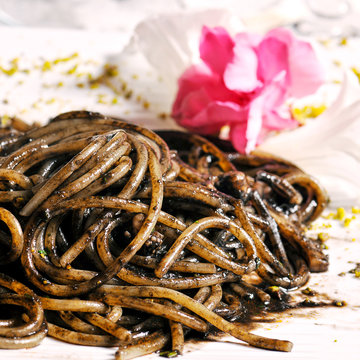 Black spaghetti with seafood