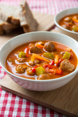 Znaimer Gulaschsuppe mit Fleischersatz