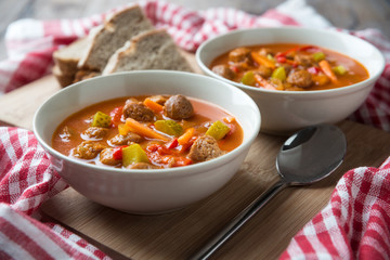 Gulaschsuppe mit Gemüse und Sojabrocken