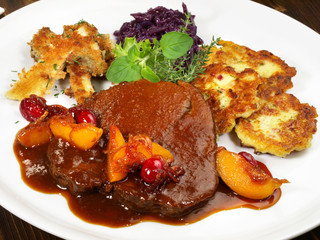 Hirschbraten mit Rotkohl und panierten Steinpilzen