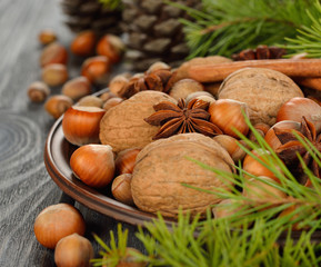 Obraz na płótnie Canvas Nuts in a brown plate