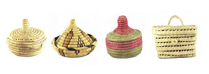 Des panières et paniers sur fond blanc