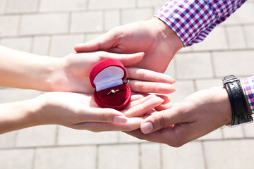 Парень подарил своей девушке кольцо © pashyksv