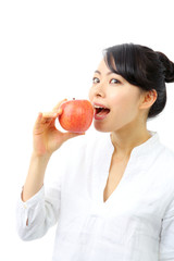 林檎を持つ女性