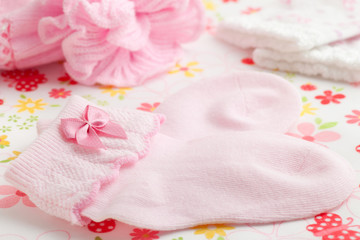 Obraz na płótnie Canvas Pink baby socks and newborn hat
