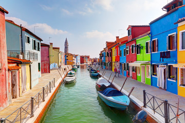 Fototapeta na wymiar Kolorowe domy i kanał na wyspie Burano koło Wenecji, Włochy.