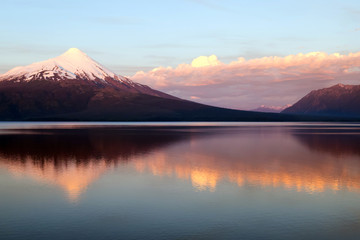 Fototapeta na wymiar orsono wulkan w Chile odbicia w jeziorze