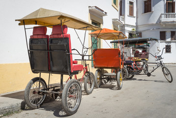 Fototapeta na wymiar Trzy kołowych rowerów w Starej Hawanie