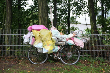 Plastiktüten auf dem Fahrrad
