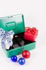 Leere Geldkassette mit Weihnachtsgeschenken