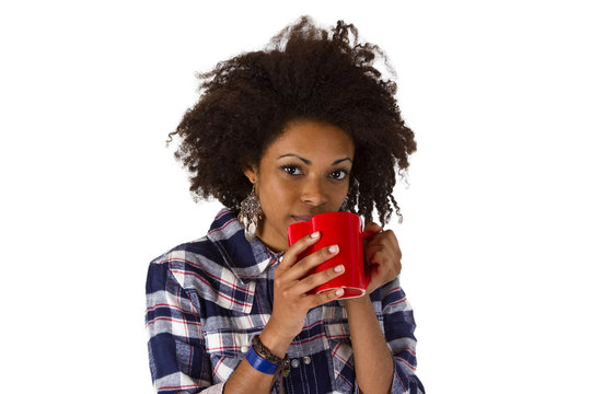 Attraktive junge Frau trinkt Kaffee oder Tee