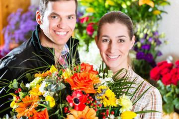 Floristin und Kunde in Blumenladen