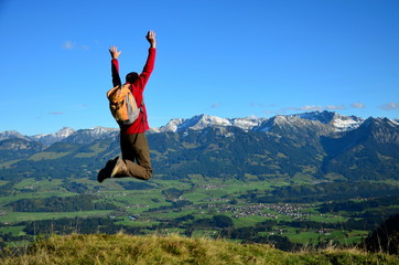 Urlaub in Deutschland, Freudensprung beim Wandern © Andreas P