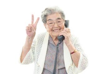 電話をする高齢者