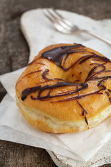 Donut mit Schokoladenüberzug