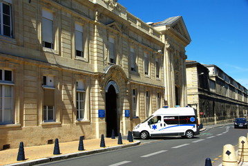 Fototapeta premium Ambulance à l'hôpital St André de Bordeaux