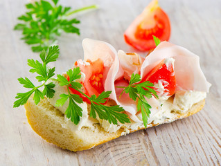 Baguette with bacon and cream cheese