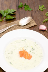 Suppe mit Kräuter und Räucherlachs