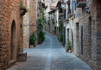 Fototapeta na wymiar Stare ulicy w średniowiecznej wiosce Ainsa.Aragon.Spain