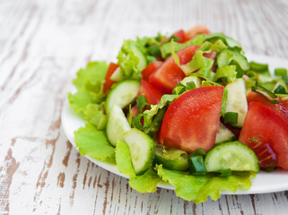 Spring salad with tomato