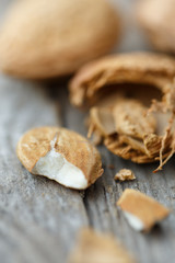 Fototapeta na wymiar Whole and Shelled Almonds - mandorle