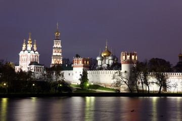 Fototapeta na wymiar Piękne nocy rosyjskie cerkwie w Novodevichy
