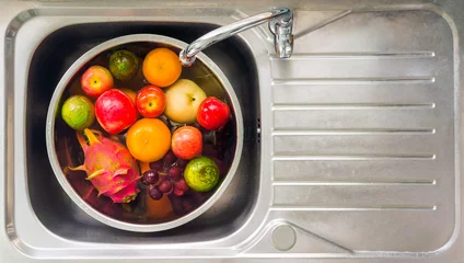 Keuken spatwand met foto fruit wassen © joey333