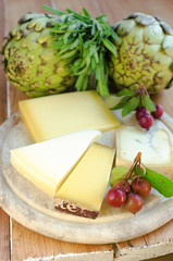 Cheeses with artichokes and crab apples