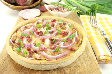Zwiebelkuchen mit Schinkenspeck