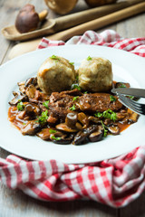 Sojasteaks mit Semmelknödeln und Waldpilzen